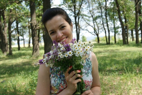 Красавица и ромашки